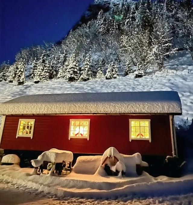 Rødt stabbur om vinteren
