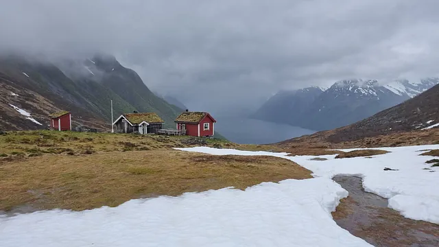 Bygninger på seter ved fjord